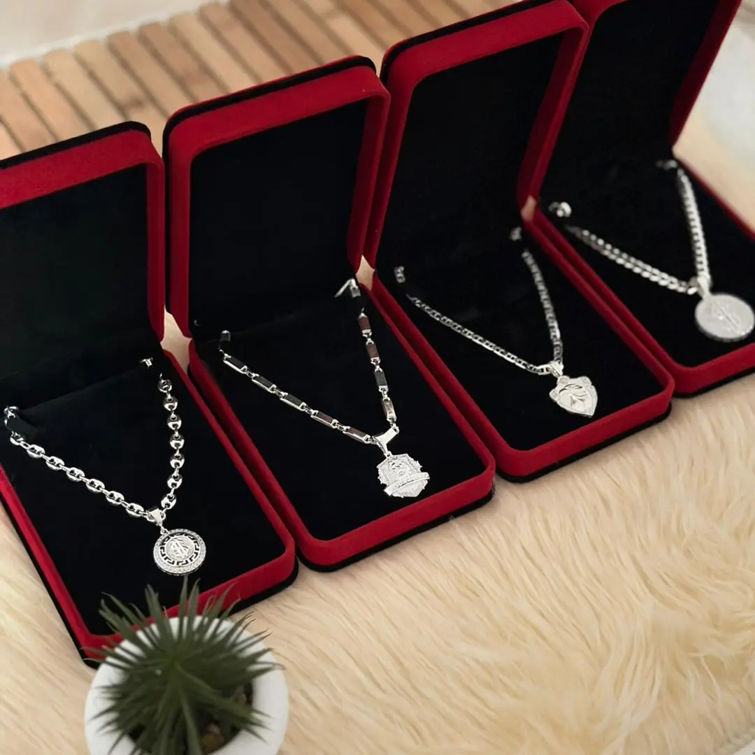 Colliers et pendentifs en présentation La Porte Du Sourire