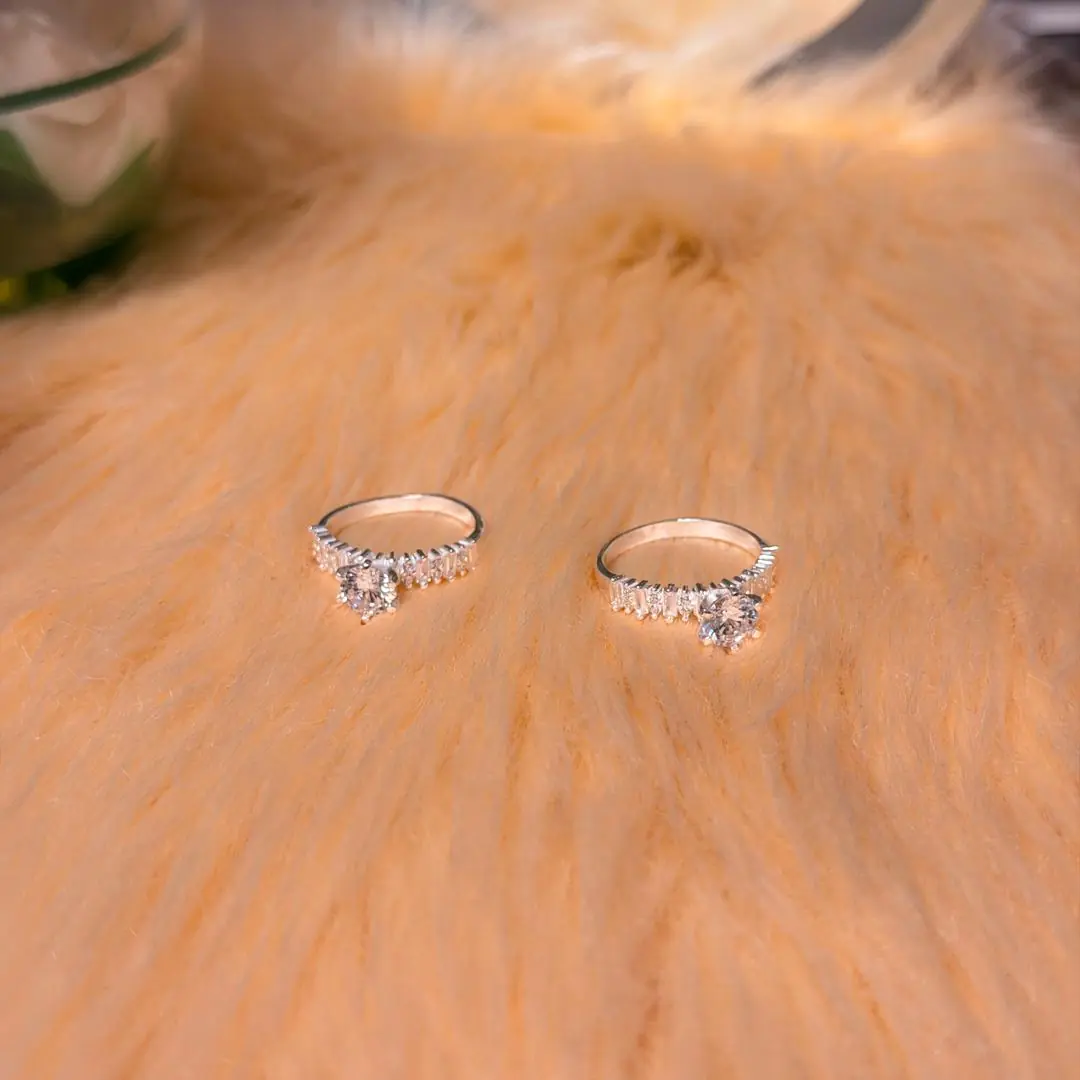 Paire de bagues sur fond doux et luxueux