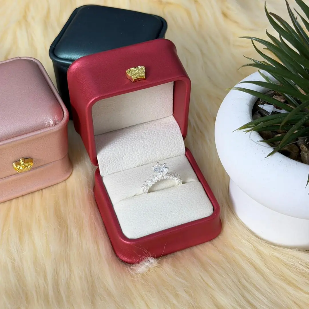 Bague en écrin rouge avec ambiance premium