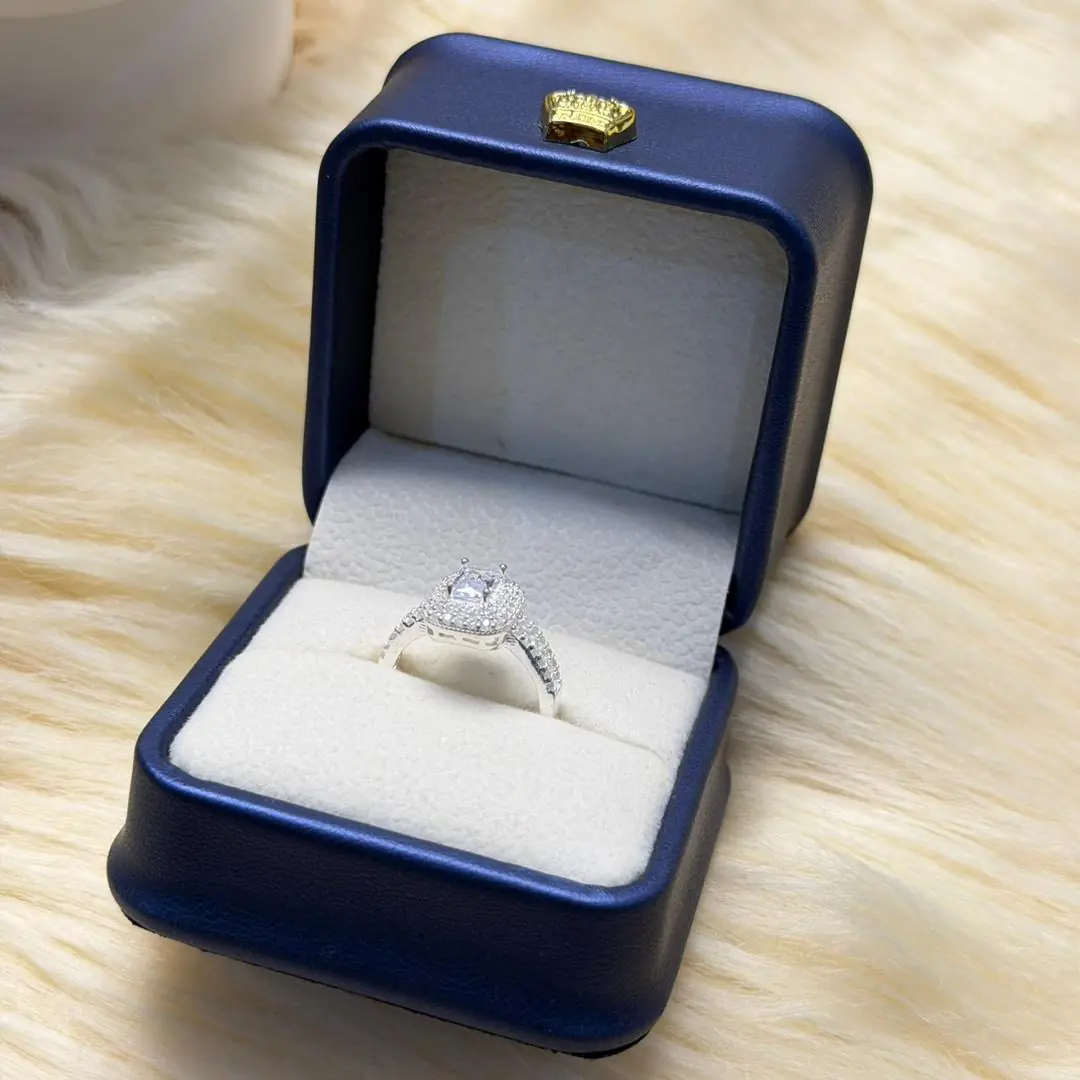 Bague solitaire en écrin bleu style luxe